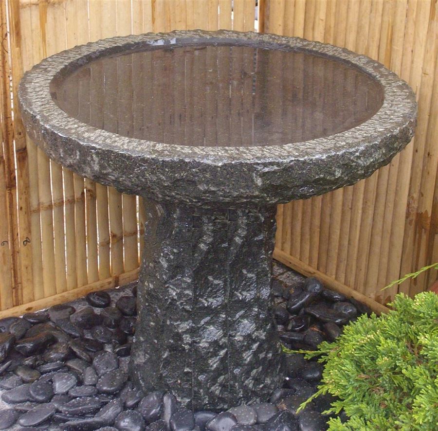 Køb et fuglebad og gør noget godt for fuglene i din have